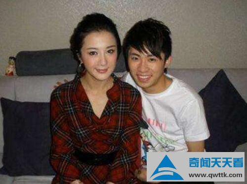 2014春晚鼓掌白衣女孩